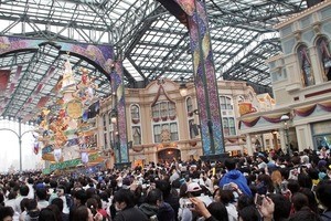 東京ディズニーリゾート35周年でゲスト殺到! キャストが笑顔でお出迎え