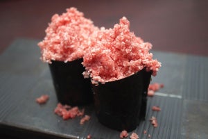 「黒毛和牛のとける肉寿司」が渋谷の「もつ吉」で発売