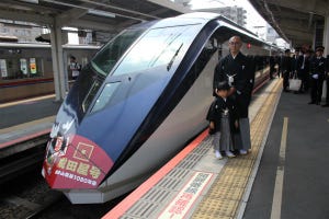 京成電鉄「成田屋号」市川海老蔵が乗車、AE形に歌舞伎役者の装飾