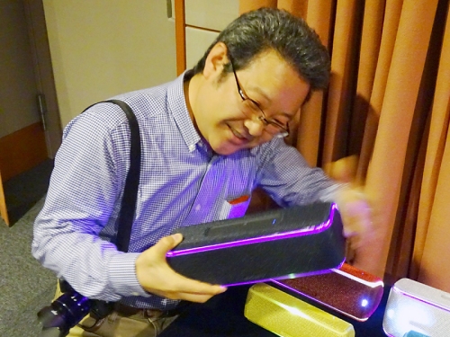 ソニーの「EXTRA BASS」ワイヤレススピーカーは、たたくと音が
