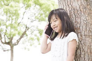 スマホは子どもにいつから持たせる? 安心以外のメリットは?