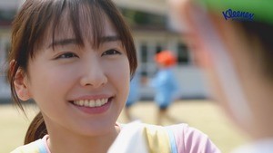 新垣結衣が幼稚園の先生に! 園児をおんぶ&抱っこする姿に現場ほっこり