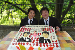 実は同じ誕生日! 上川隆也&佐藤二朗、W似顔絵ケーキでお祝い