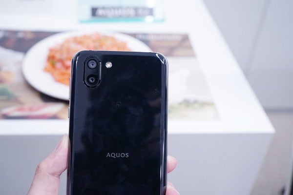 シャープ 動画と写真を同時に撮れる新スマホ Aquos R2 マイナビニュース