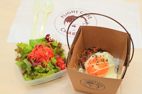 「ロコモコ」(850円)等をテイクアウトして、公園でのんびり飛行機を見ながら食べるのもいい