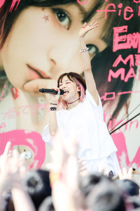 Lisa 女性アーティスト史上4組目 ベストアルバムがオリコン1位 2位独占 マイナビニュース Lisa 女性アーティスト史上4組目 ベストアルバムがオリコン1位 2位独占 マイナビニュース