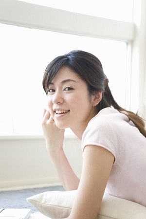 女性の仕草のイメージ