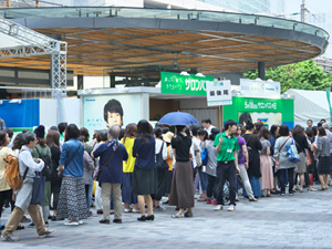 イベント初日は、11時のイベント開始前から行列ができていた