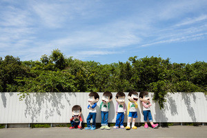池袋パルコで「おそ松さん」写真展--海外で過ごす6つ子の姿を公開!