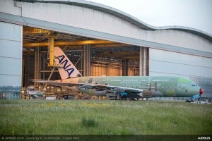 ANAのエアバスA380、最終組立工場からロールアウト--エンジン取り付け作業へ