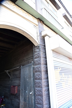 伝統的な町家の道路に面した建物前面に看板のように洋風の壁面を取り付けた「看板建築」