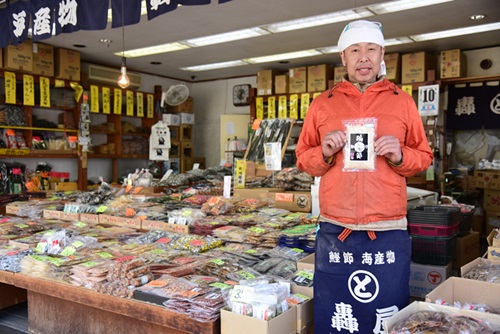 品ぞろえ豊富な「轟屋」。メザシなどは昔ながらの量り売りがされており、味見ができるのがポイントだ。「鶏節」は税込350円