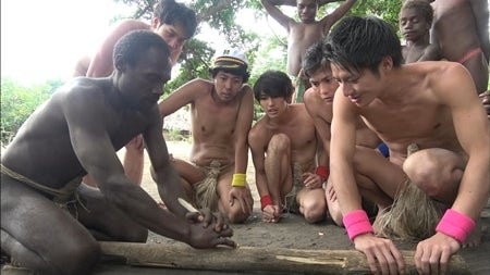 カズレーザーも興奮 裸の部族 をイケメン俳優5人が裸で取材 マイナビニュース