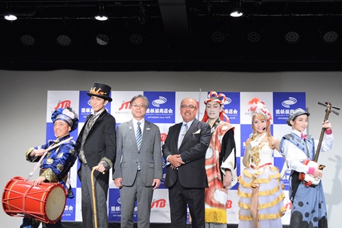 道頓堀商店会会長の上山勝也氏(写真中右)とJTB執行役員の籠島慎二氏(写真中左)が、「GOTTA」出演者と一緒に