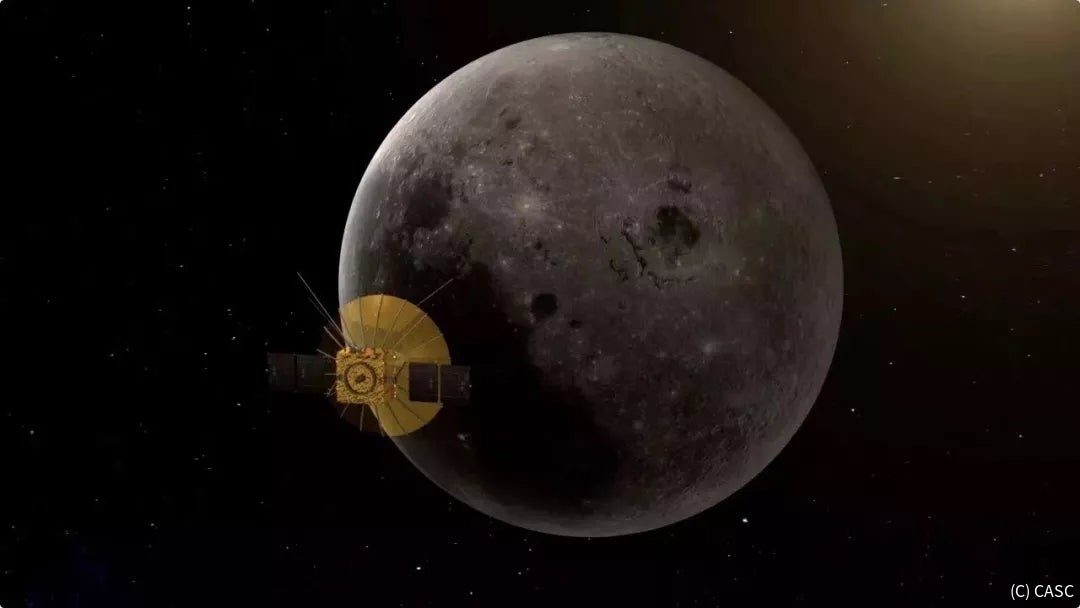 月の裏側を回る軌道に乗った通信衛星「鵲橋」の想像図