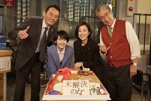 鈴木京香、サプライズ誕生会に感激 - 共演の波瑠とハグも