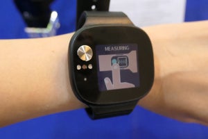 ASUS、2種のセンサーで血圧を測定する腕時計デバイス「VivoWatch BP」