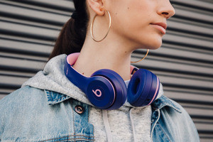 Beats、ワイヤレスイヤホンとヘッドホンにポップなカラバリ