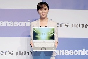 比嘉愛未さんがメガネ姿でスピード顔認証 - パナソニック「Let'snote」発表会から