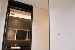 「Premium Gate 玉響」の化粧室(奥)とパウダールーム