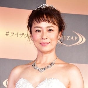 佐藤仁美 下着モデルで美ボディ披露 私でいいのかな マイナビニュース