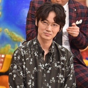 中居正広に“毎回黒い衣装”とツッコまれた綾野剛、花柄でアピール