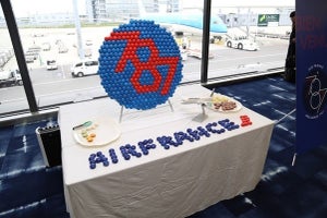 エールフランス、関空線787-9初便をマカロンでお祝い--コラボカフェも