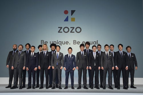 ZOZOの「ビジネススーツ(2Bスーツ)」を身にまとったスタートトゥデイの前澤友作代表取締役社長(中央)と同社社員