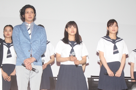 『チア☆ダン』舞台挨拶に登場した土屋太鳳、石井杏奈、佐久間由衣ら