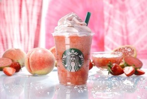 スタバ、ピンクのフルーツ果汁がぎっしりの新作フラペチーノを発売