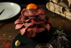 希少な肉「ザブトン」をいくら盛っても980円! 肉バルが「ざぶ丼」を販売