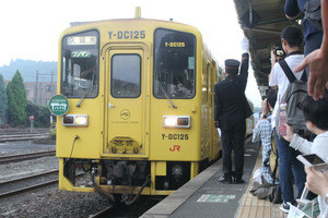 JR久大本線全線復旧「つながる」ヘッドマーク列車が日田駅を発車