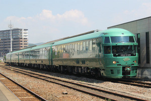 JR九州「ゆふいんの森1号」日田駅で1,000人出迎え - 久大本線復旧