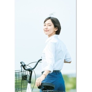 吉岡里帆、白シャツ姿でさわやか笑顔!『スピリッツ』表紙＆グラビア登場