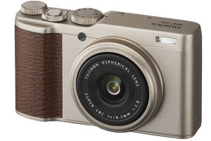 富士、APS-Cセンサー＋28mm単焦点レンズの「FUJIFILM XF10」