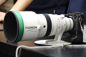 富士がミラーレス用の交換レンズ2種、手持ち撮影できる200mmなど