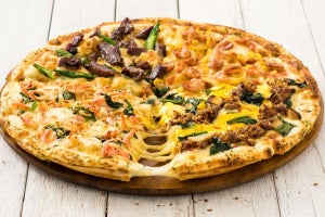 ドミノ・ピザ、チーズたっぷりの新生地使用の「スペシャルクワトロ」発売