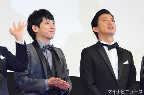 観客を見つめる二宮和也と木村拓哉