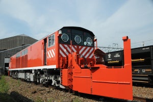 京都鉄道博物館にキヤ143形「ラッセル車両」入線・出発シーン公開