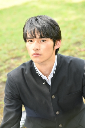 黒岩晶役を演じる岡田健史
