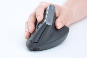 Logitech、MXシリーズ新製品は自然に握れる縦型マウス「MX Vertical」