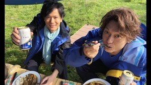 稲垣吾郎＆香取慎吾、巨大凧揚げに大はしゃぎ! 大自然の中で休日を満喫