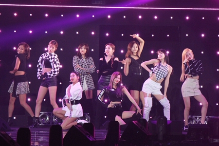 「マイナビ presents 第27回 東京ガールズコレクション 2018 AUTUMN/WINTER」に出演したTWICE