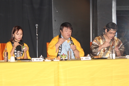 元気寿司商品開発コンテスト世界大会「キッチンファイト ザ・ワールド」に出席したピコ太郎、鈴木亜美、彦摩呂