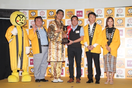元気寿司商品開発コンテスト世界大会「キッチンファイト ザ・ワールド」に出席したピコ太郎、鈴木亜美、彦摩呂