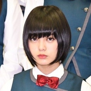 欅坂46･平手友梨奈、ツアー最終公演でステージから転落「軽い打撲」