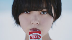 欅坂46平手友梨奈、砂漠で力強い眼差し!「強く、美しく、生きる」を表現