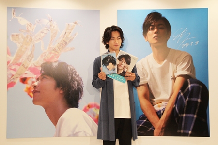 「佐藤健写真展2019」の会場で取材に応じた佐藤健