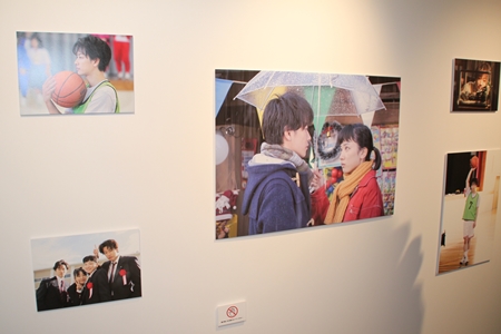 「佐藤健写真展2019」の会場で取材に応じた佐藤健