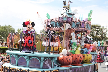 東京ディズニーランドの新ハロウィーンパレード「スプーキー“Boo!”パレード」お披露目